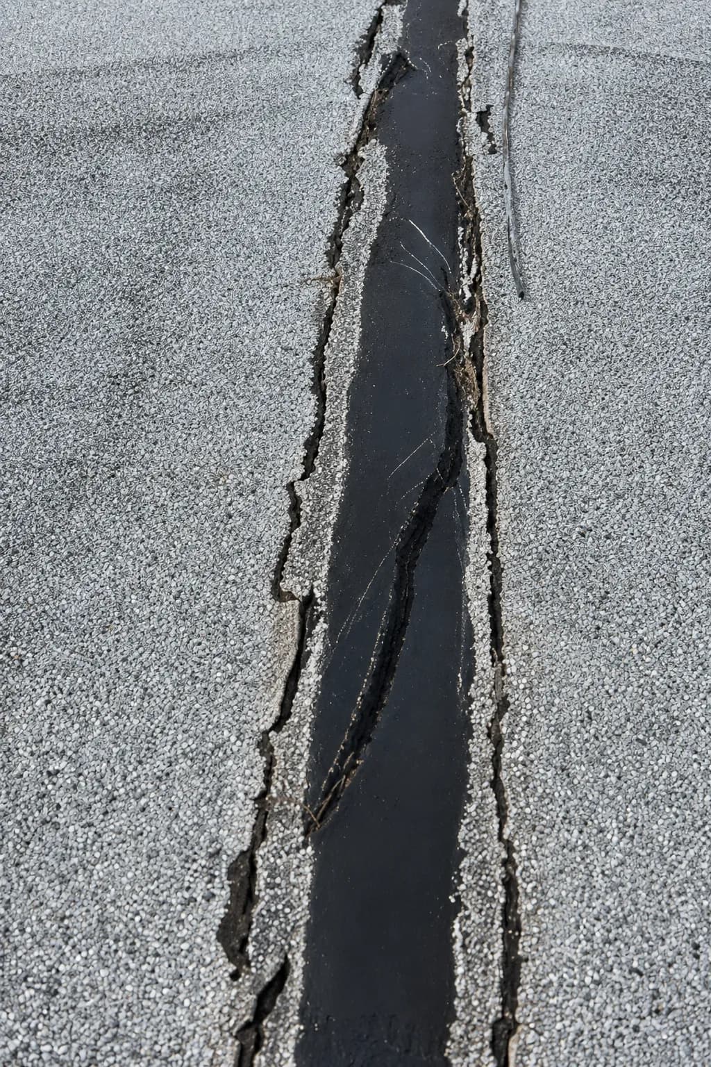 Cracked expansion joint before repair